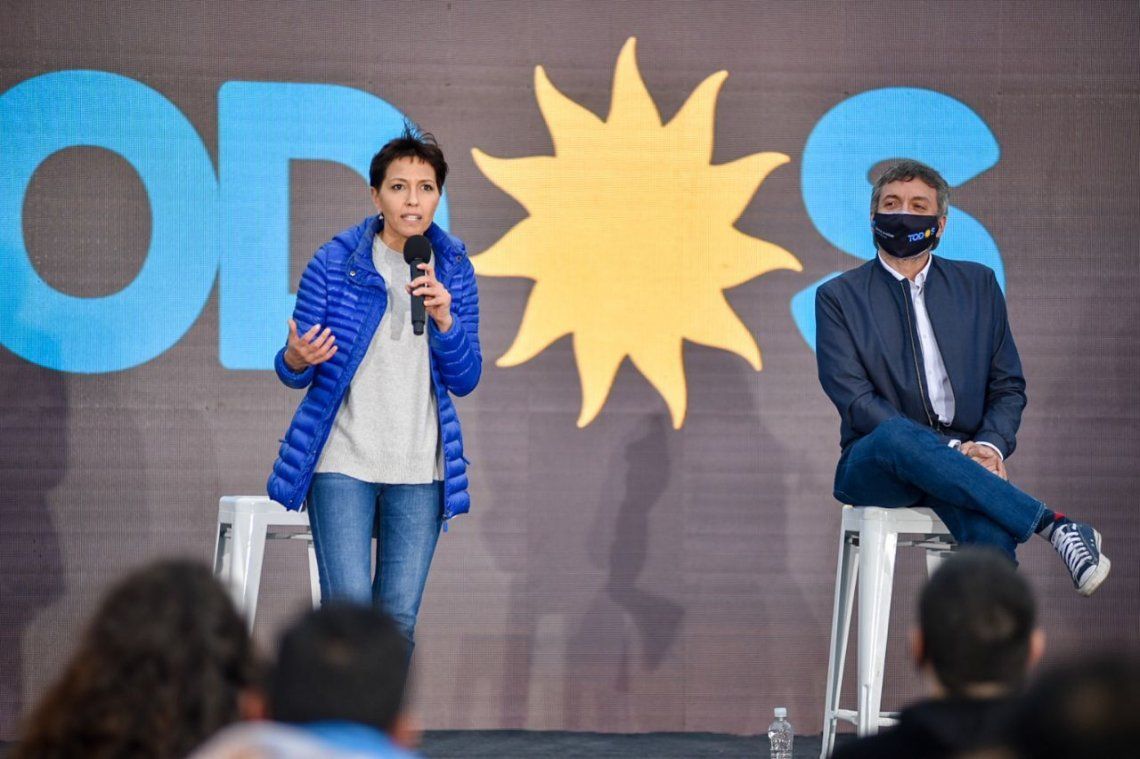 Mayra Mendoza y Máximo Kirchner en el cierre de campaña local