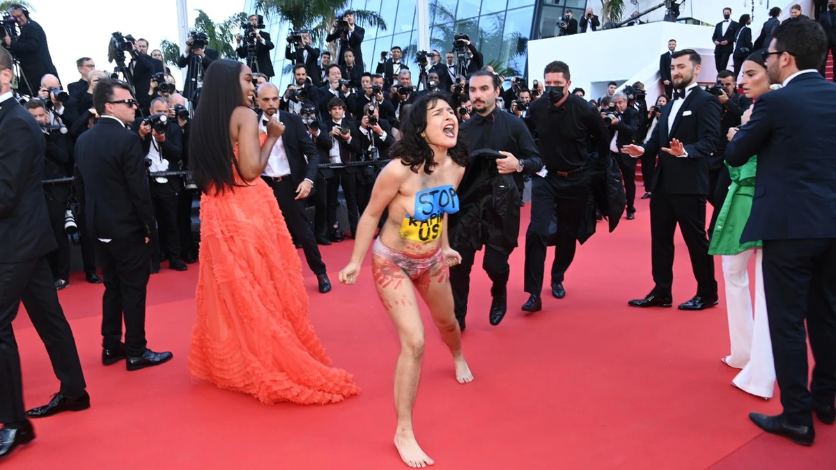 Una mujer desnuda sacudió la alfombra roja del Festival de Cannes