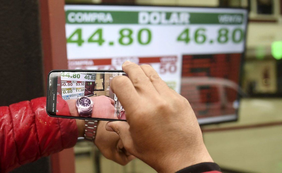 El dólar bajó 38 centavos con un mercado global más calmo