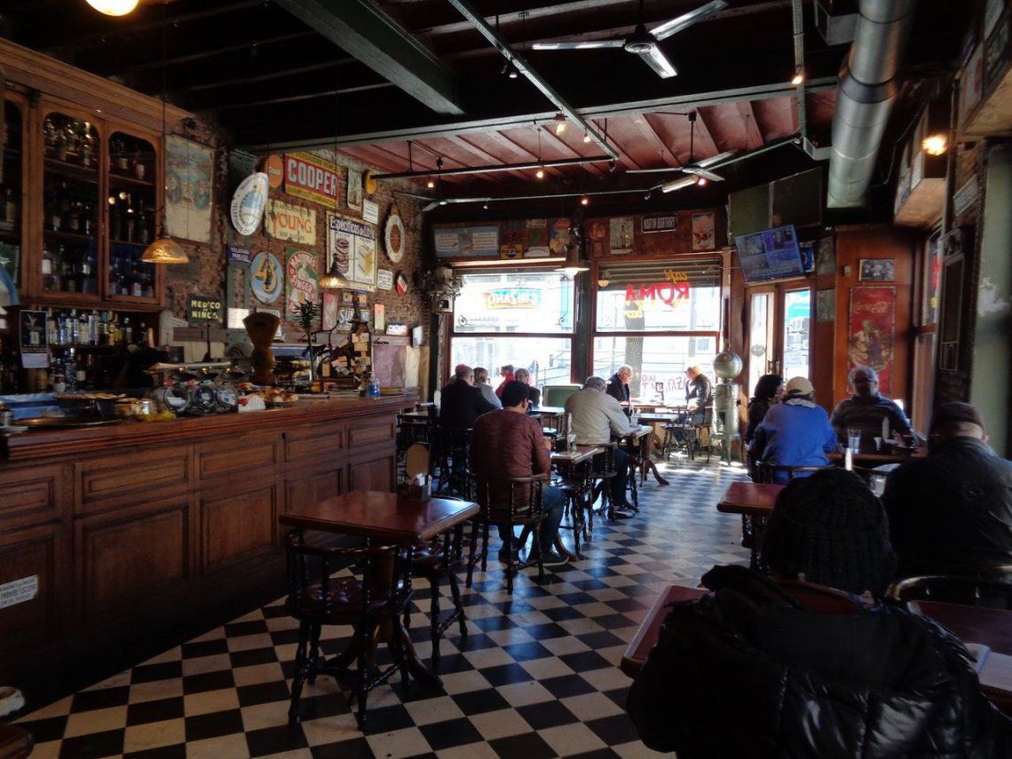 La historia del barrio de La Boca pasa por Café Roma