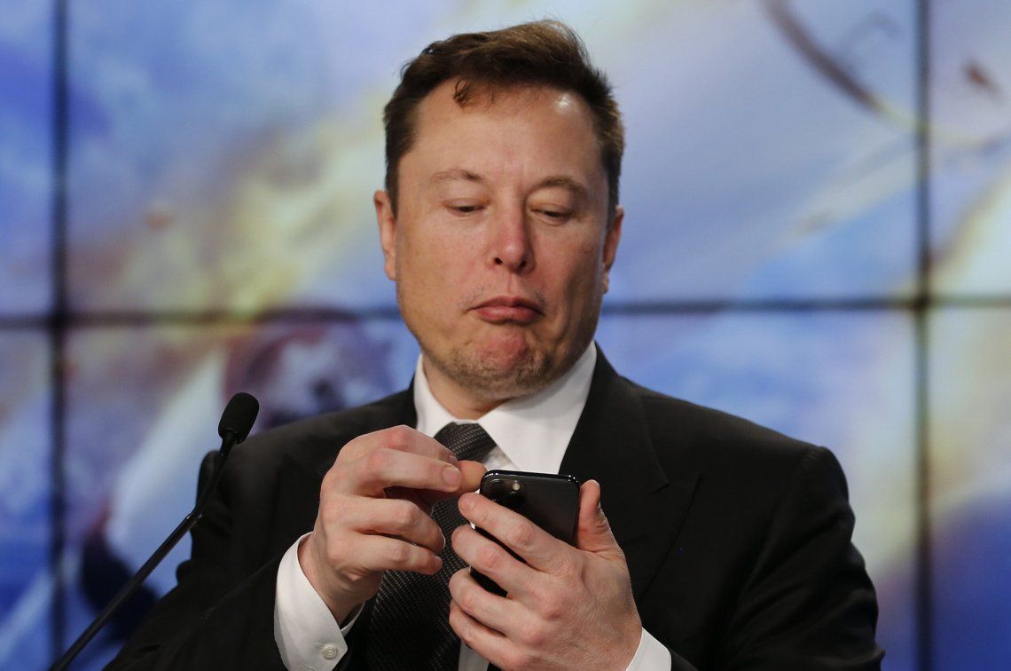 Elon Musk quiere que uses el móvil con la mente