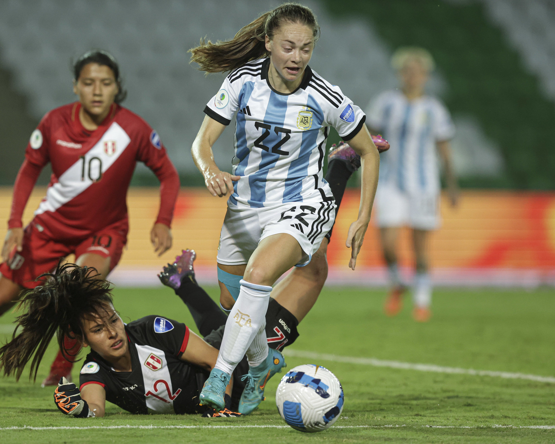 Copa América Femenina  Argentina goleó a Uruguay en el Grupo B