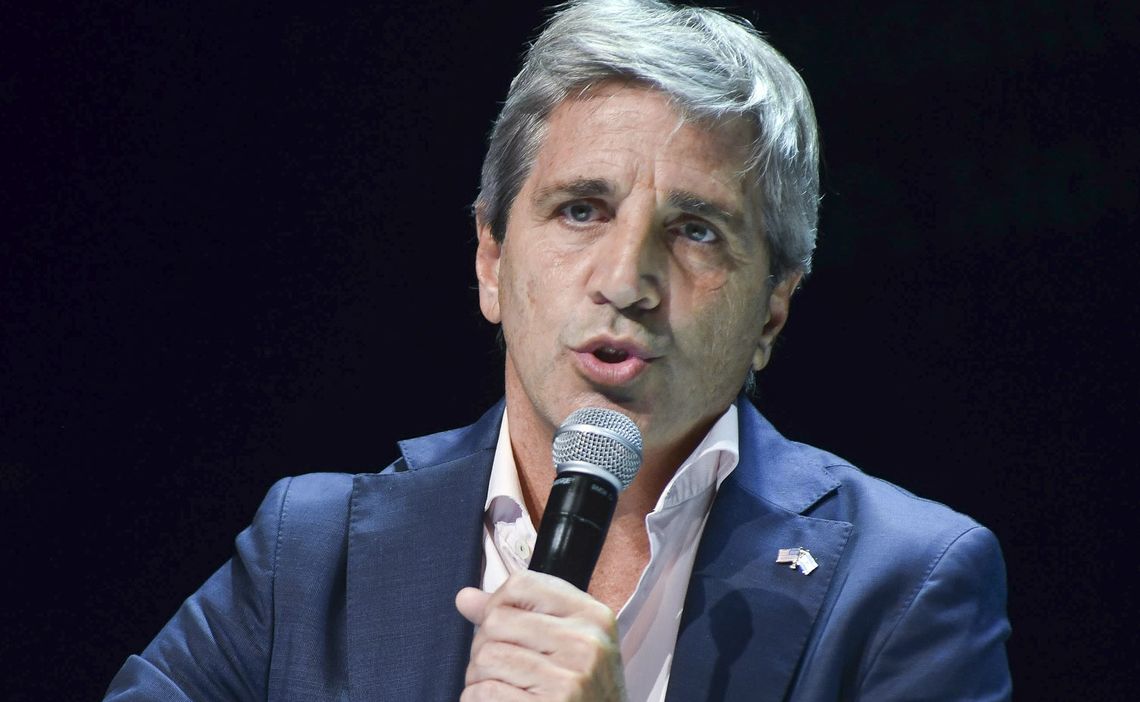  Caputo le apuntó indirectamente a los bancos por la suba del dólar.