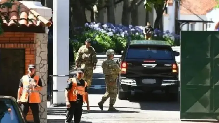 Los estafadores se hicieron pasar por policías y extorsionaban al soldado para que les pague.