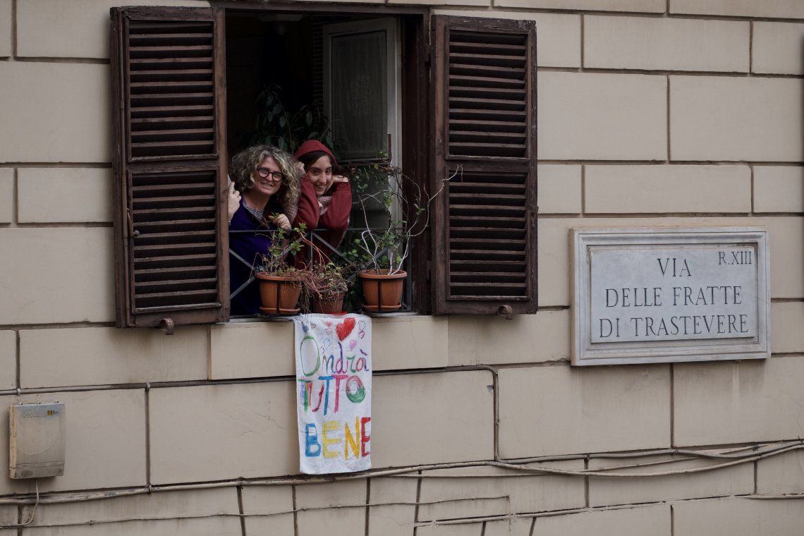 Todo irá bien, el mensaje que cuelga de los balcones de Italia para darse ánimo en medio de la cuarentena por el Coronavirus