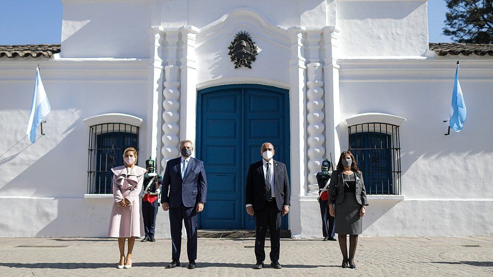 El presidente Alberto Fernández y el gobernador Juan Manzur acompañados de las primeras damas posan frente a la Casa histórica en Tucumán.