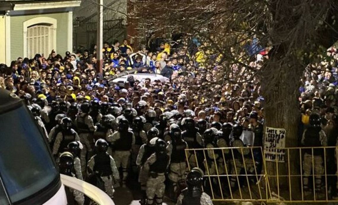 La policía agredió a los hinchas de Boca en el acceso al estadio.