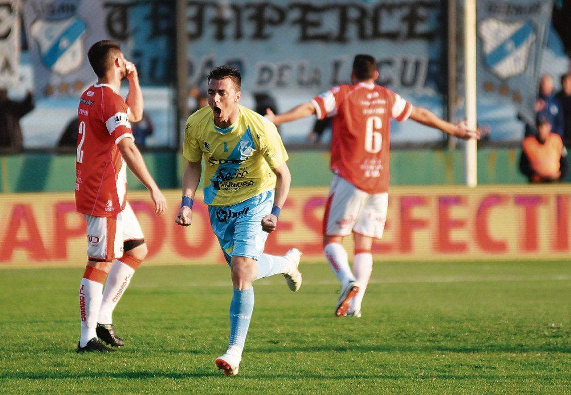 Leandro González grita uno de sus goles. Lo sufren Villarino y Basterrechea.