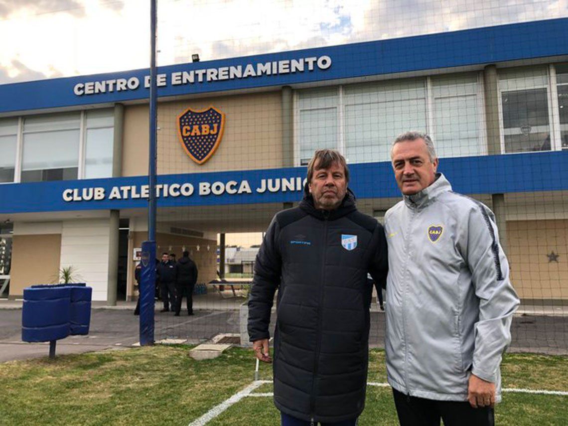 Alfaro y Zielinski posan en Ezeiza durante los amistosos - Prensa Boca