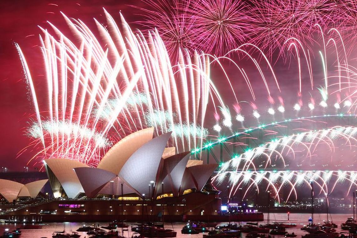 Espectacular show de fuegos artificiales en Sidney (Australia) para recibir 2023.