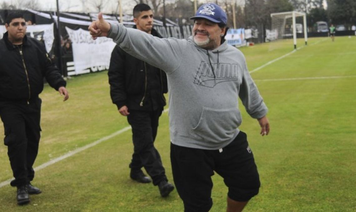 Los clubes saludaron a Diego Maradona y Riestra entró en acción
