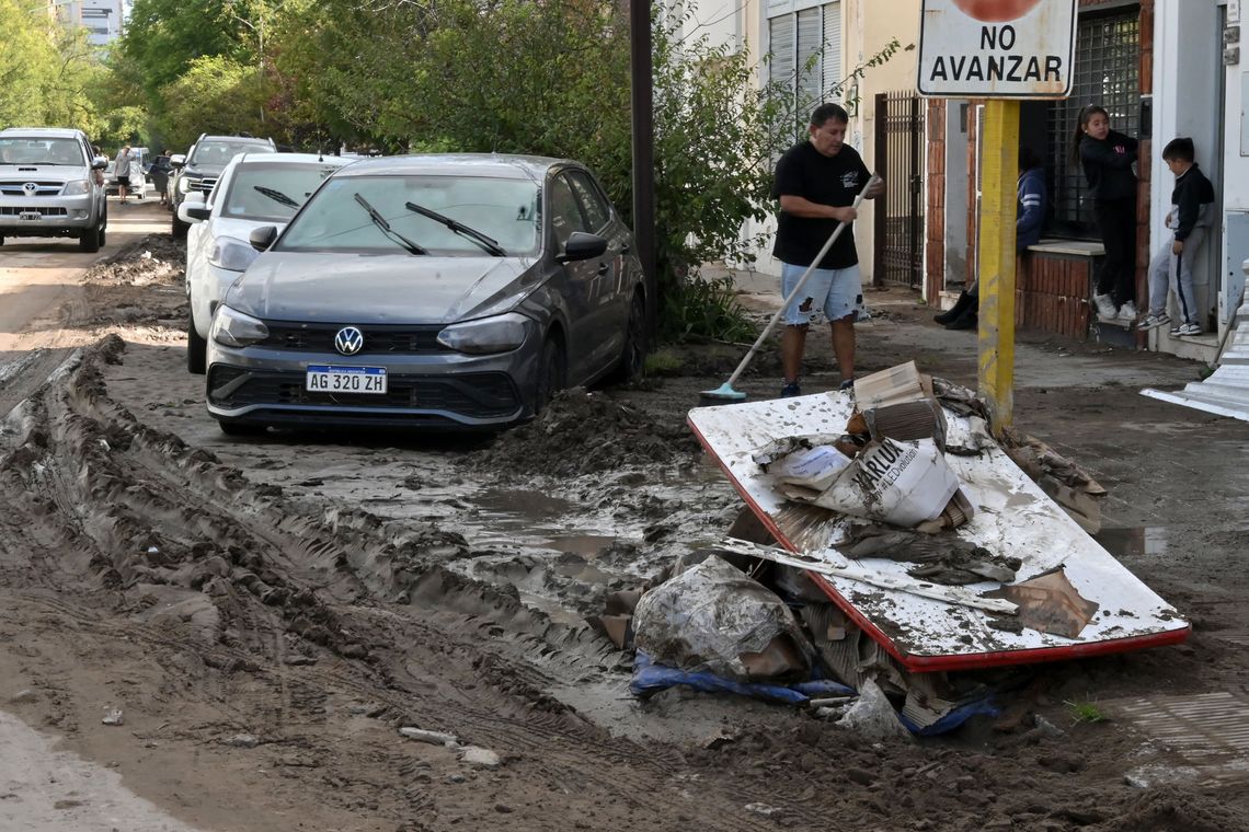 Después del temporal, algunos vecinos comenzaron con las tareas de limpieza en Bahía Blanca.