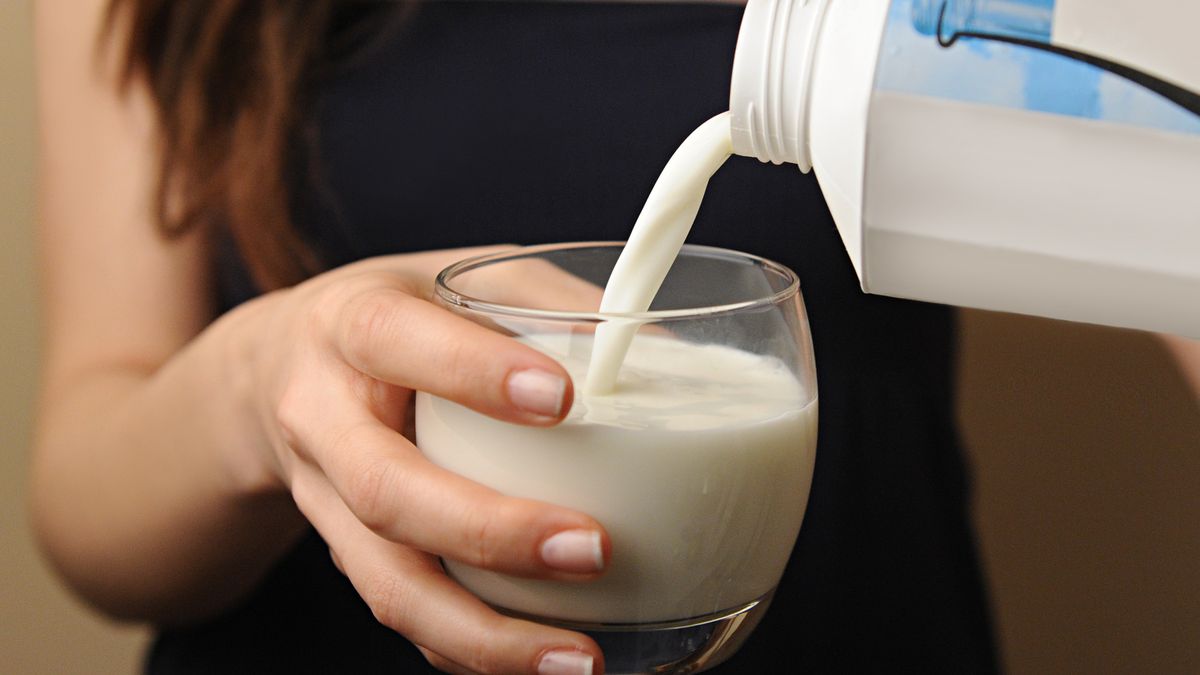 Пить молоко при изжоге. Употребление молока. Молоко перед сном. Женщина взбалтывает молоко. Milk Calcium.