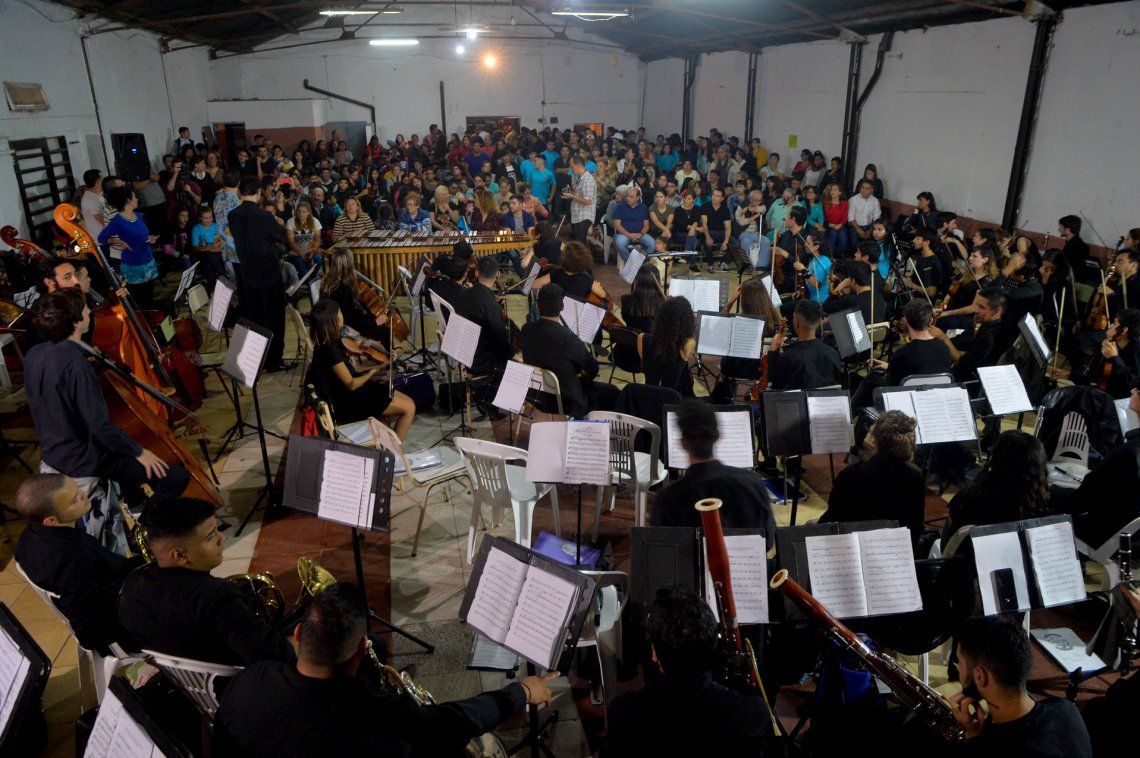 Más de 100 músicos en escena se presentaron en la sociedad de fomento barrial.