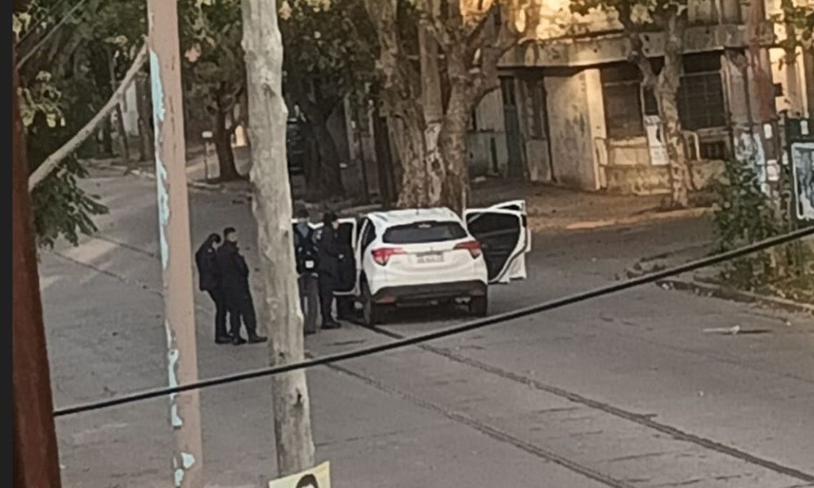 Joven de 24 años apareció muerto en su vehículo en el centro de Quilmes