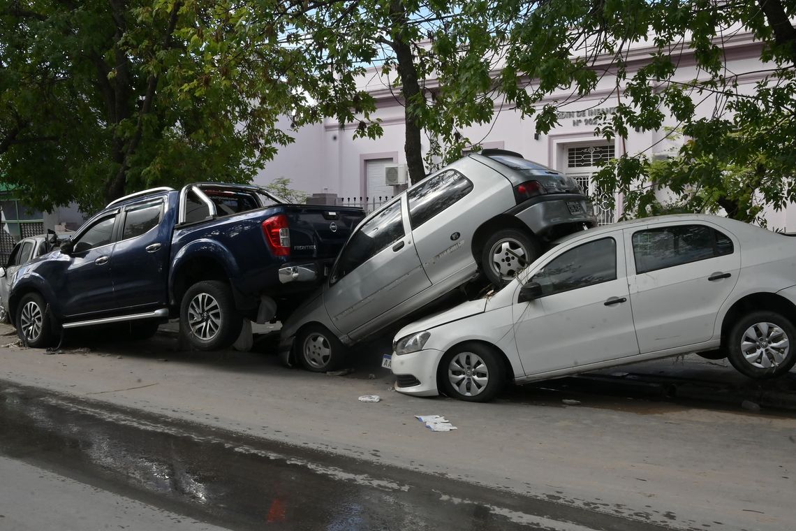 El temporal causó graves destrozos en viviendas, calles y autos.