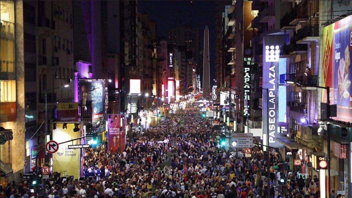 La Avenida Corrientes ya es peatonal de noche