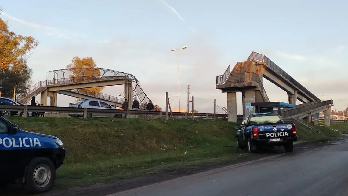 Panamericana: un camión chocó contra un puente y lo derribó