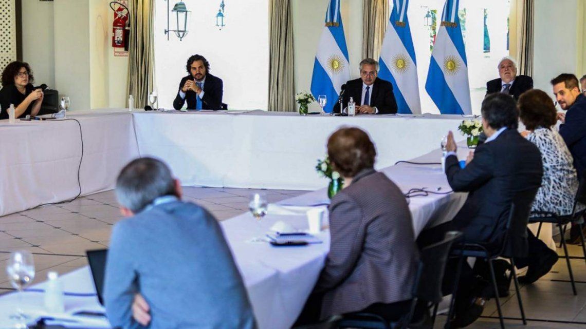 Fernández se reunió con comité de expertos: Hay que abrir poco