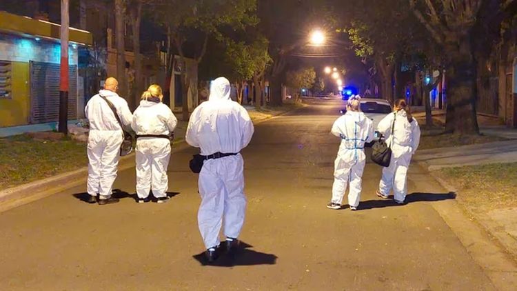 Rosario: sicarios balearon a una mujer embarazada y a su hijo