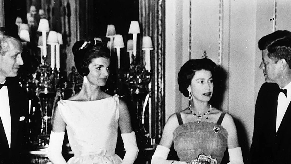 (1961I La reina Isabel II con el presidente John F. Kennedy y la primera dama Jacqueline Kennedy