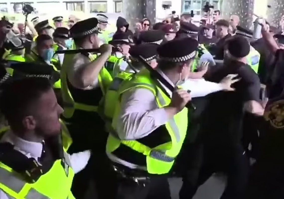 Londres: manifestantes contra los pasaportes sanitarios asaltan la sede de la BBC