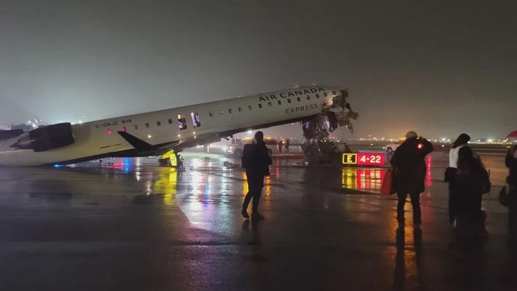 El choque del avión, que llevaba a 72 pasajeros, con el camión de bomberos produjo la muerte de dos pilotos.