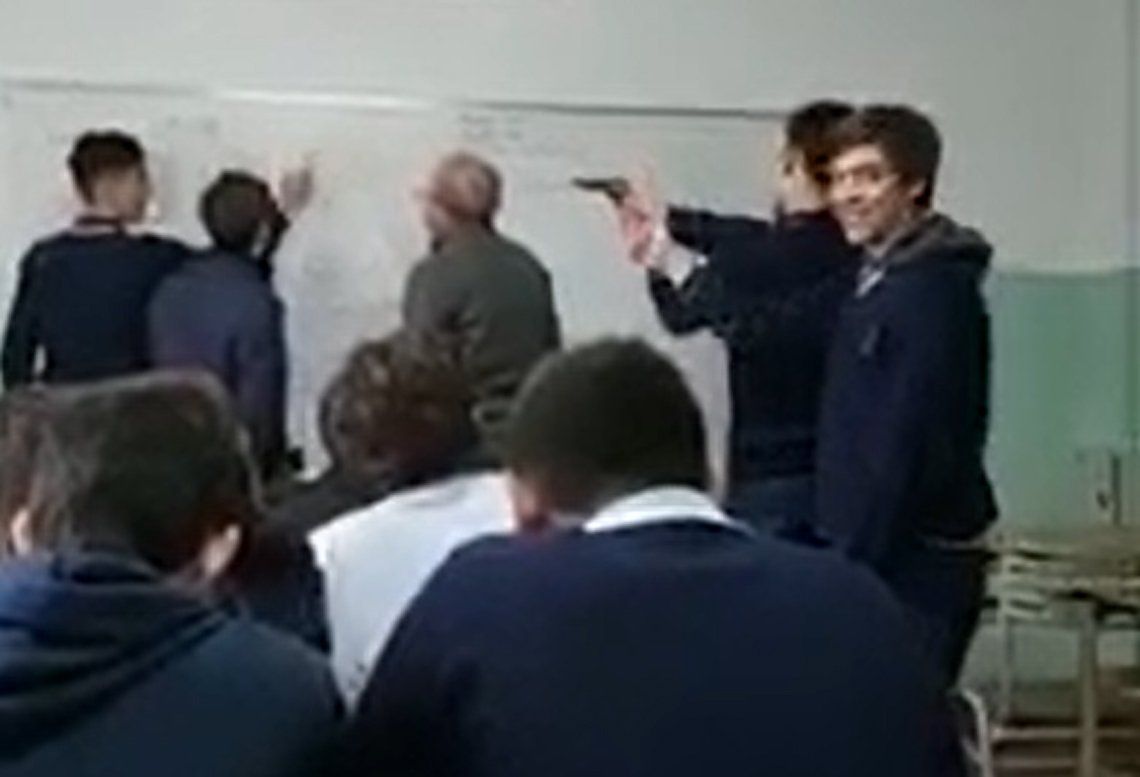 El Palomar: alumnos le apuntaron con un arma a un profesor mientras daba clases en el colegio Emaús