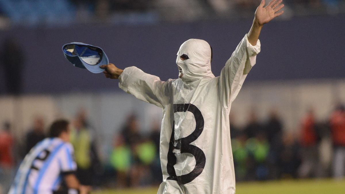 El Fantasma De La B Saltó Al Campo De Juego Del Cilindro