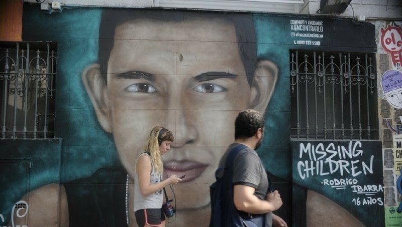 Missing Children: pintada de un chico desaparecido en Argentina. 
