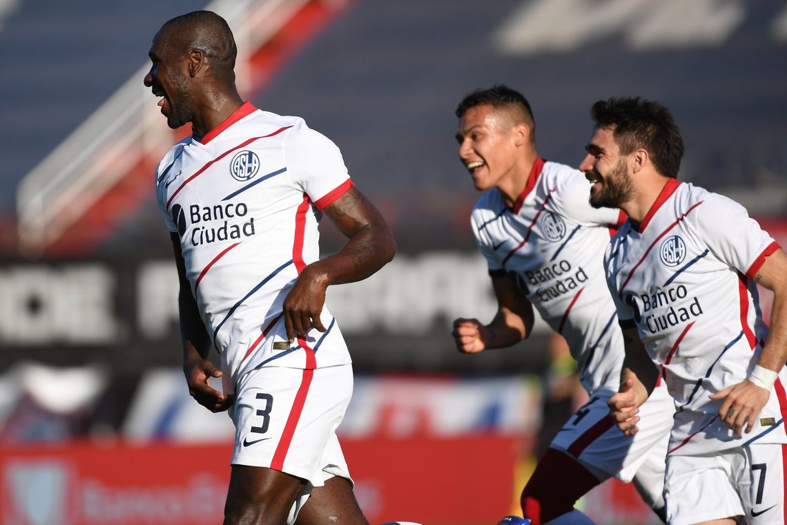Cristian zapata festejando su primer gol en San Lorenzo