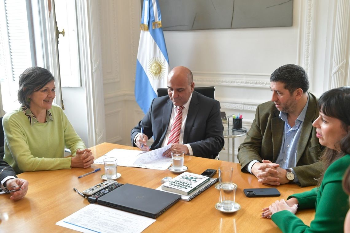 Juan Manzur firma un acuerdo con ARSAT y el Hospital Garrahan