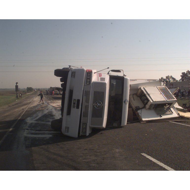 Mueren dos personas al chocar un camión y dos autos en la ruta 9