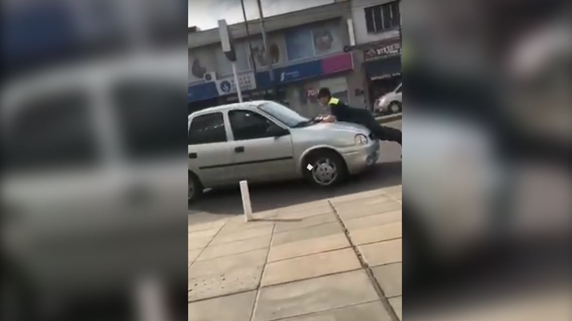 Video | Quiso evitar una multa y arrastró 200 metros arriba del capot a un agente de tránsito en Lomas de Zamora