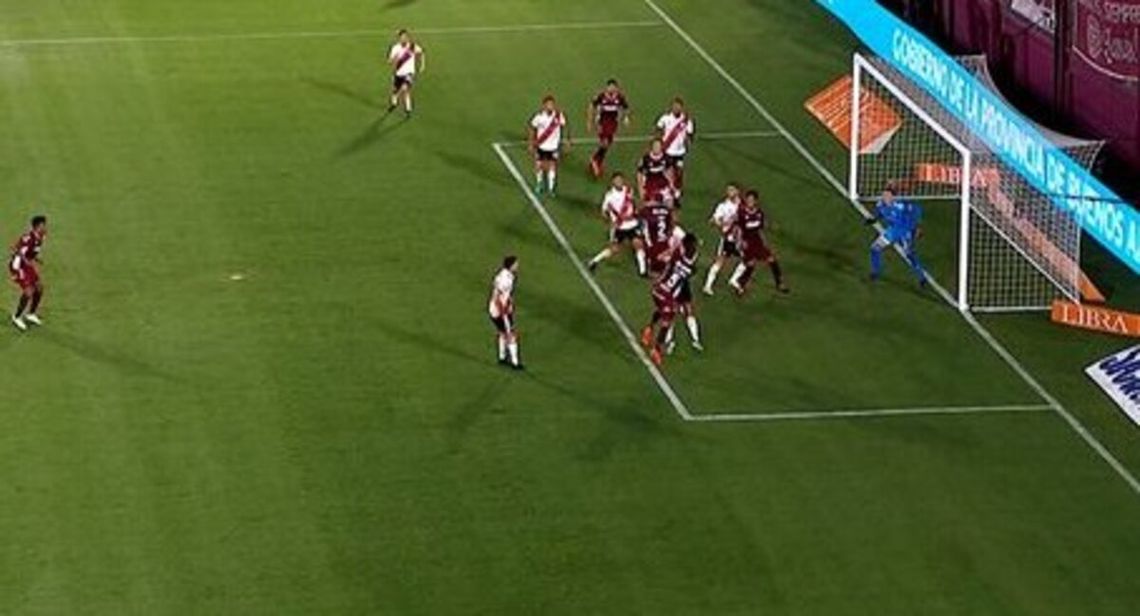 El offside de Canale en el gol anulado a Lanús.