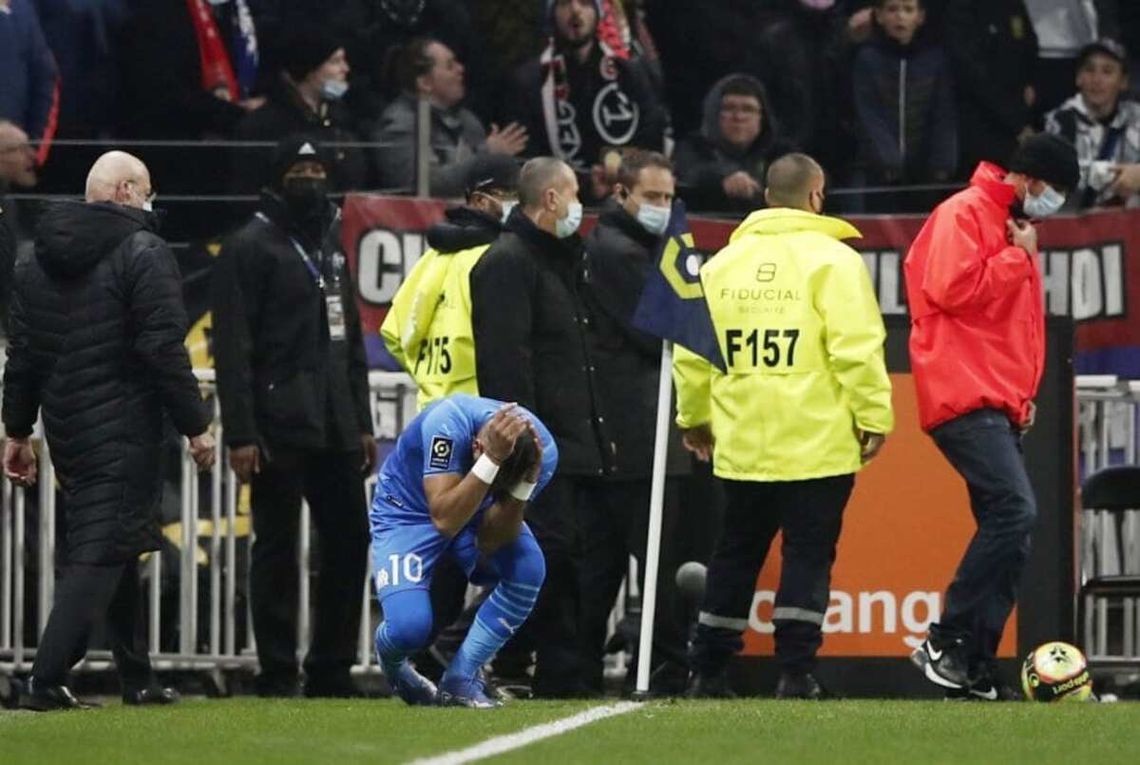 Violencia en los estadios de Francia. Payet recibió una agresión.