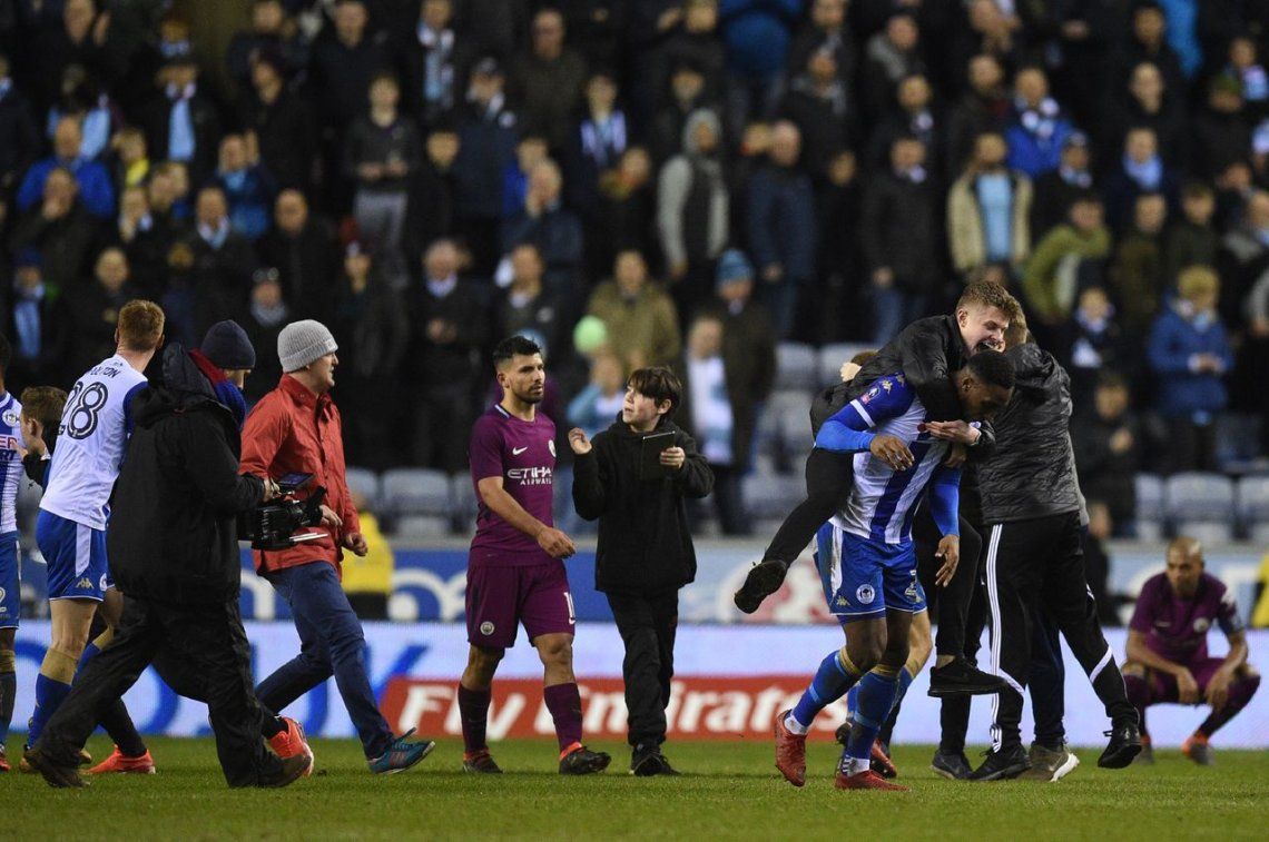 Tras la eliminación, Agüero casi se va a las manos con un hincha de Wigan