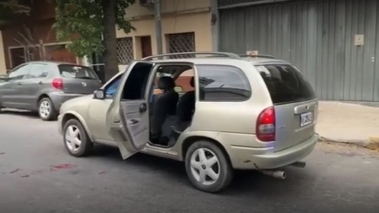 El auto de aplicación donde ocurrió el tiroteo en Almagro, tras los disparos efectuados por una policía que viajaba como pasajera y dejó cuatro personas heridas.