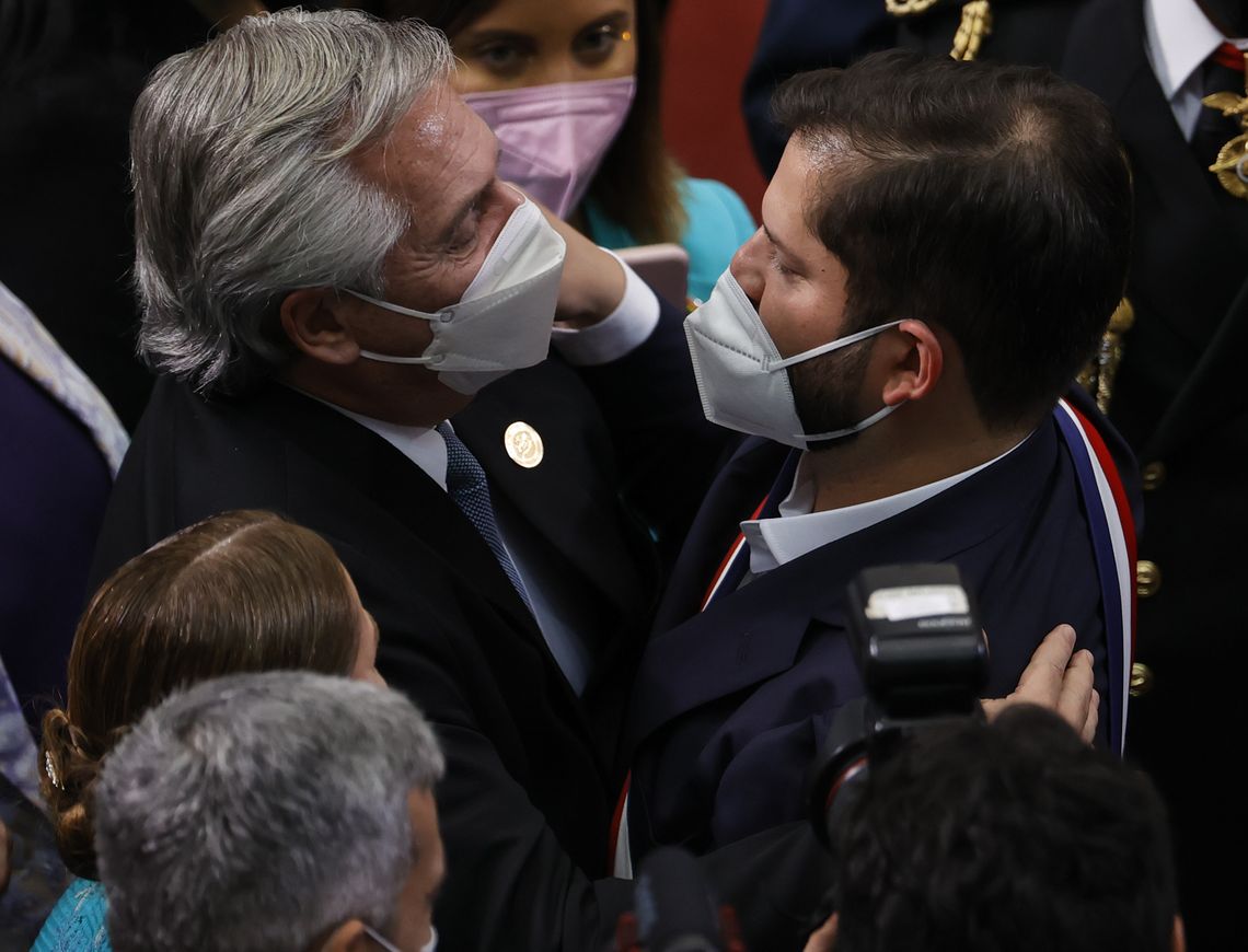 Fernández y Boric se estrecharon en un abrazo tras la asunción del chileno.