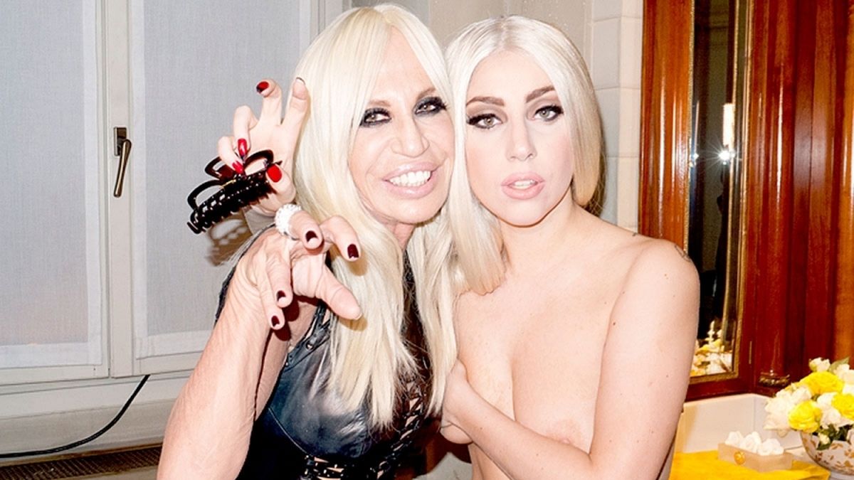 Lady Gaga posó en topless junto a Donatella Versace