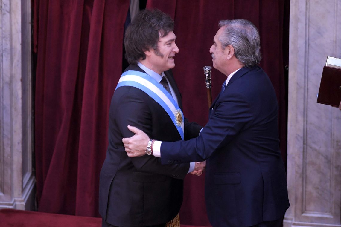 Javier Milei recibió los atributos presidenciales de manos de Alberto Fernández.