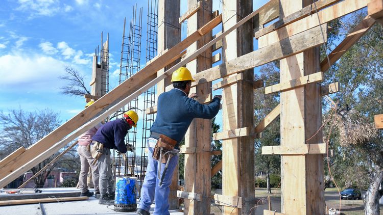 La construcción sintió el cierre de empresas por el freno en las obras públicas y privadas.
