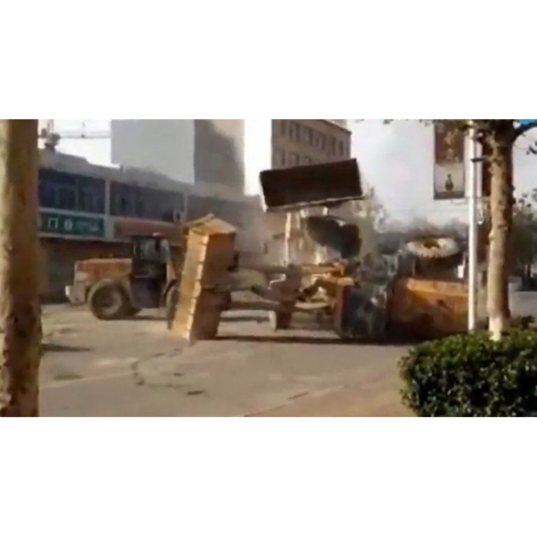 Duelo de pesados: excavadoras se pelearon en medio de la calle
