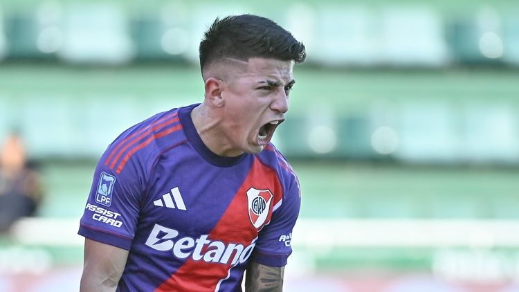 Almada marcó su primer gol en River en el triunfo ante Banfield.