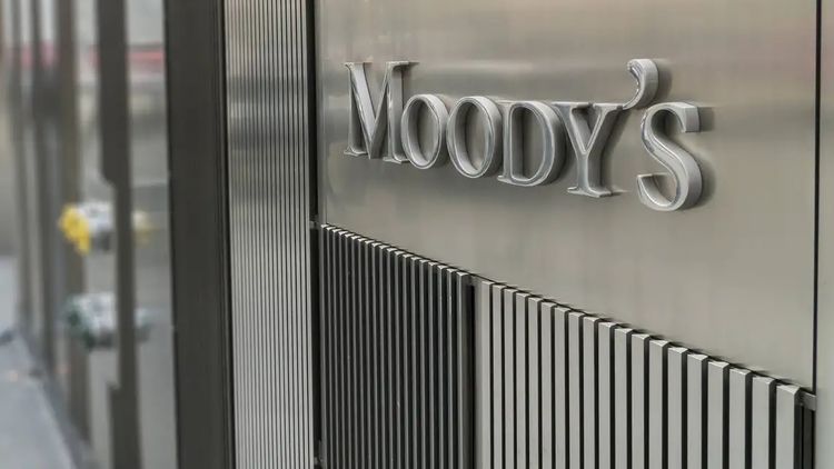 Moodys mejoró la calificaciòn de la deuda argentina, pero el dólar no baja. 