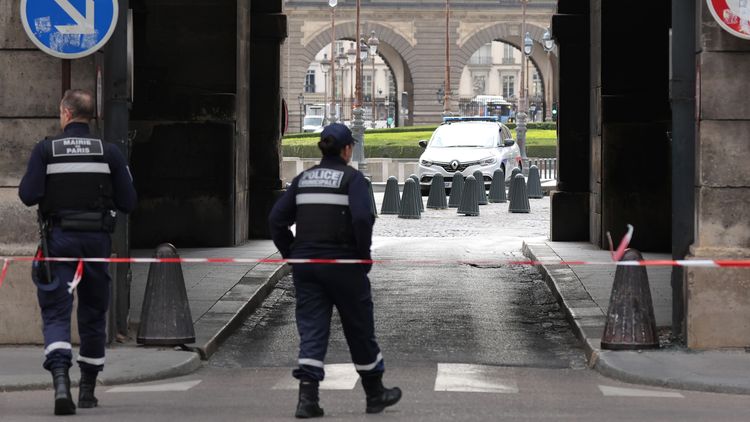 Operativo de seguridad en el Museo del Louvre luego de la evacuación.