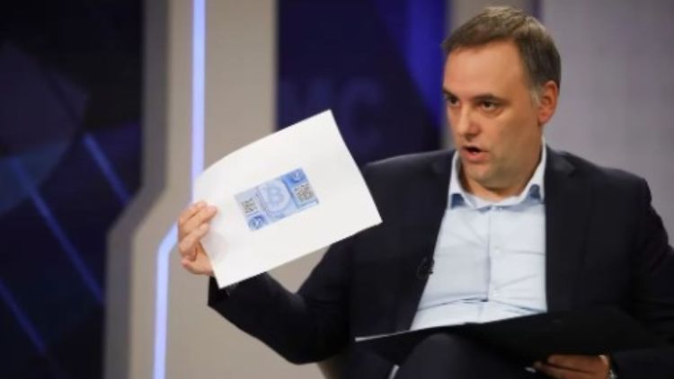 La manera de escaparte de la vieja política era ahorrar en negro, afirmó Adorni.