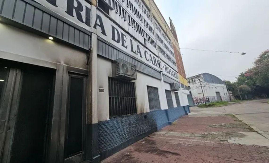 Rosario - El frente del Sindicato de la Carne dañado por un ataque incendiario
