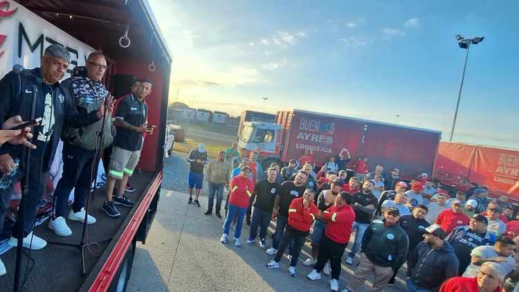 Pablo Moyano encabezó una asamblea con 1.500 trabajadores en la planta Mega de Coca-Cola.