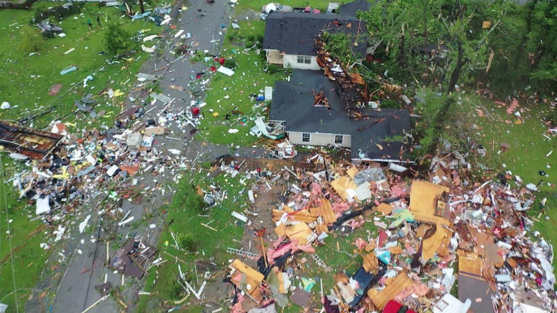 Un tornado provocado por la tormenta destruyó gravemente al menos 50 casas en Estados Unidos.